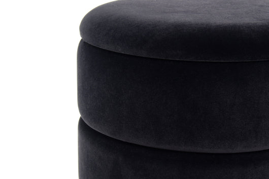 Der Deko Hocker mit Stauraum ist ein funktionaler Blickfang in jedem Raum. Die Kombination aus samtweichem Stoff und elegantem Metallgestell verleiht ihm eine glamouröse Note.

