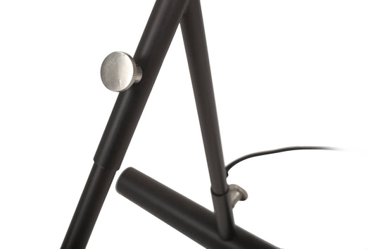 Das moderne Factory-Design in Schwarz und Silber macht diese Lampe zu einem Highlight in jedem Wohnraum.
