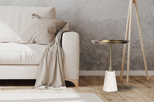 Handgefertigter Beistelltisch in Gold und Weiß: Ein exquisiter Beistelltisch, der mit seiner handwerklichen Präzision und dem luxuriösen Design beeindruckt. Ideal als Couchtisch oder Dekorationselement.