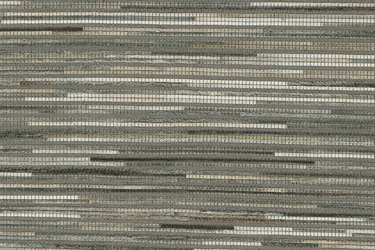 Dieser Teppich mit Leder fügt sich perfekt in moderne und klassische Einrichtungen ein und ist sogar für Fußbodenheizungen geeignet.