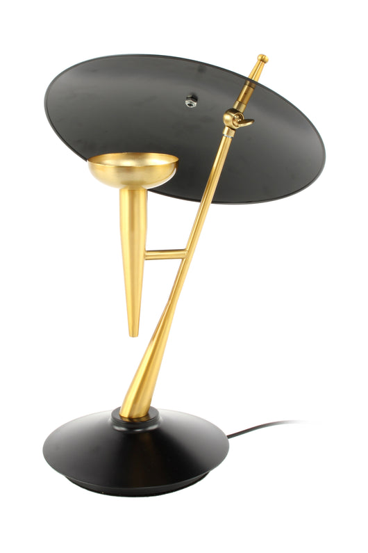 Die Tischlampe in extravagantem Design kann als stilvolles Statement-Piece genutzt werden.