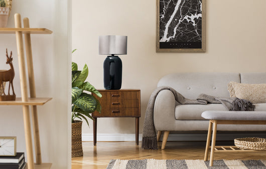 Die Tischlampe Art Deco ist eine zeitlose Design-Leuchte, die klassische Eleganz und modernen Flair vereint.