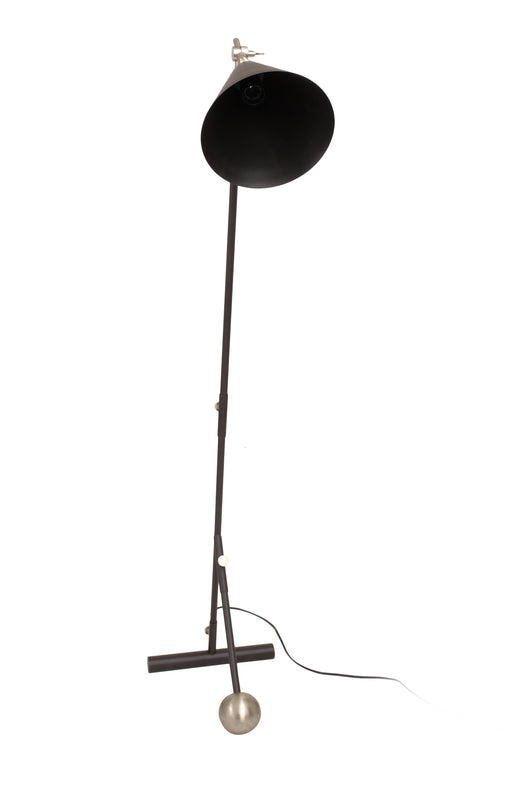 Die handgefertigte Verarbeitung unterstreicht die Qualität und den Wert dieser Lampe im Factory-Design.