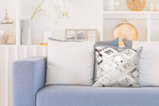 Das Dekokissen "Spark Pillow 110" ist ein echter Hingucker. Aus 100% Leder gefertigt, überzeugt es durch seine hochwertige Haptik und seine langlebige Qualität. Die einzigartige Kombination aus Elfenbein und Chrom macht es zu einem besonderen Highlight auf jedem Möbelstück.

