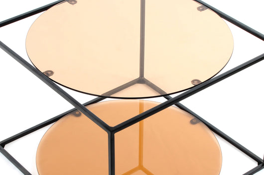 Sein offenes Design macht diesen würfelförmigen Beistelltisch zu einem eleganten und leichten Möbelstück.