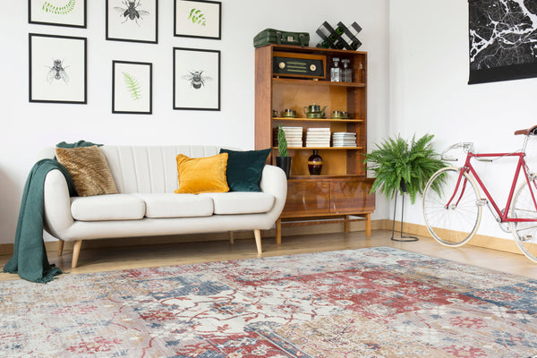 Die Vielseitigkeit dieses Teppichs mit Vintage-Charakter macht ihn zu einem perfekten Wohnaccessoire.