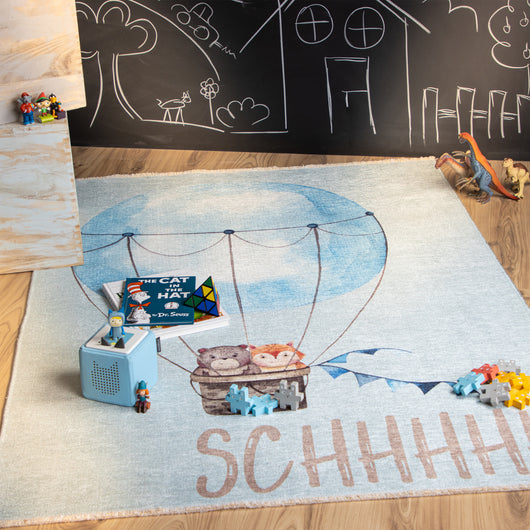 Mit diesem bunten Teppich für das Kinderzimmer wird jeder Raum zum Lieblingsplatz. Ein liebevoll gestalteter Teppich, der zum Kuscheln und Spielen einlädt.