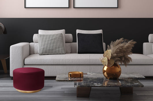 Moderner Beistelltisch aus Metall mit glänzender Oberfläche – ideal als Couchtisch oder Ablage im Wohnzimmer.