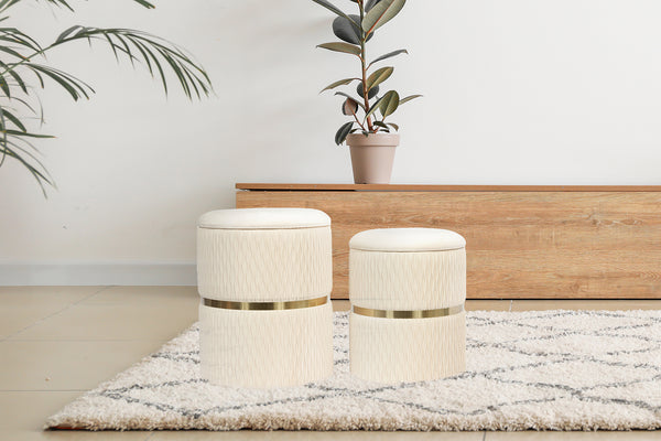 Ob als Sitzgelegenheit oder Ablage – dieses vielseitige Hocker 2er-Set in Creme ist ein Must-have.