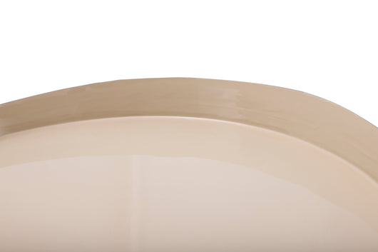 Dieser Beistelltisch aus Metall ist mehr als nur ein Möbelstück. Er ist ein luxuriöses Accessoire, das durch seine glanzvolle Lackierung und die hochwertige Verarbeitung überzeugt. Er ist zum Teil per Hand gefertigt, was ihm eine besondere Einzigartigkeit verleiht.

