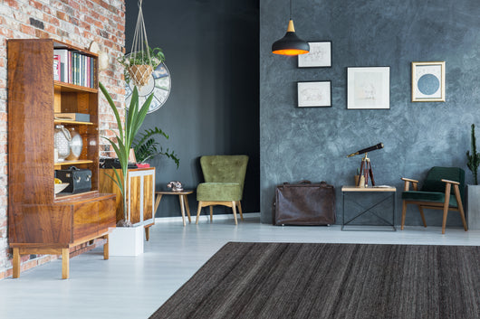 Dieser elegante Teppich in Anthrazit und Multi passt perfekt zu modernen Wohnräumen. Mit seinem zeitlosen Jacquard-Muster verleiht er jedem Raum eine stilvolle Atmosphäre. Der Flachflorteppich ist pflegeleicht, strapazierfähig und bietet gleichzeitig ein angenehmes Laufgefühl. Ideal für Wohnzimmer, Schlafzimmer oder Flur – und perfekt für Fußbodenheizung geeignet.