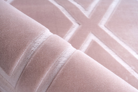 Nahaufnahme des Materials: Der Monroe 325 Polyester Teppich in Rosa – 7 mm Florhöhe für eine softe Oberfläche und pflegeleichte Eigenschaften, ideal für ein gemütliches Zuhause.
