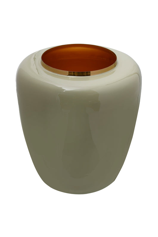 Jede "Artisse 100" ist ein handgefertigtes Unikat. Die dekorative Metall-Vase wurde mit einem intensiven und hochglänzenden Lack überzogen, der mit den frischen Farben Ihrer Blumen um die Wette strahlt. Der Goldrand verleiht ihr eine luxuriöse Note und macht sie zum idealen Deko-Objekt für jedes Zuhause.

