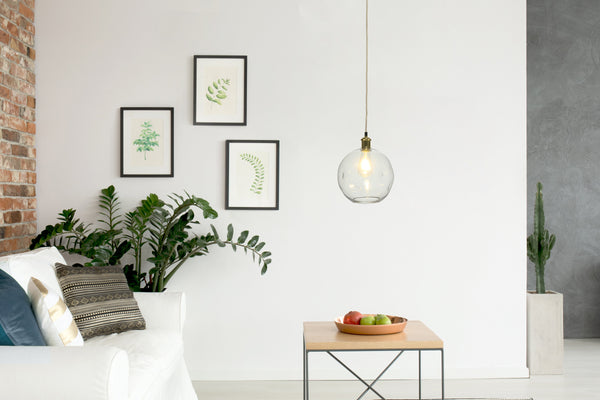 Diese moderne Hängelampe ist mit einer Standard-E27-Fassung ausgestattet, was Ihnen die freie Wahl des Leuchtmittels (max. 40 W) ermöglicht. Egal, ob Sie eine warmweiße oder eine kaltweiße Glühbirne bevorzugen, Sie können die Beleuchtung perfekt an Ihre Bedürfnisse anpassen.