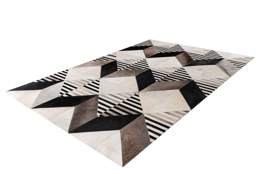 Die zusammen genähten Lederstücke kreieren einen unverwechselbaren Teppich im Patchwork-Look.