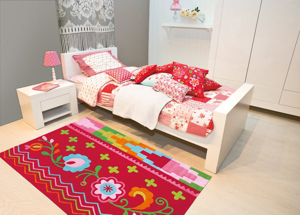 Dieser handgetuftete Kurzflorteppich ist der Inbegriff von handgefertigter Qualität und modernem Design. Der Teppich "Sam 4144 Multi / Rosa Flowers" beeindruckt durch sein farbenfrohes Blumenmuster und eine angenehm weiche Haptik. Der Flor aus 100% Modacryl ist extrem pflegeleicht und strapazierfähig. Die Konstruktion ist dicht gewebt (2600 g/m²), was den Wohnkomfort erhöht. Er ist in verschiedenen Größen wie 170x240 cm verfügbar und kann dank des speziellen Rückens problemlos auf Fußbodenheizungen platzier