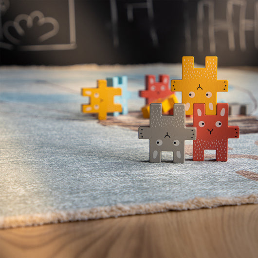 Sorgenfreies Spielen auf unserem kuscheligen Teppich. Dank der rutschfesten Unterseite und der weichen Fasern ist dieser Spielteppich der perfekte Platz für lustige Stunden.