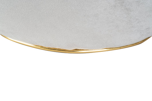 Der dekorative Hocker Contessa bringt mit seiner Farbkombination in Taupe und Gold luxuriösen Glanz in Ihre Räume.