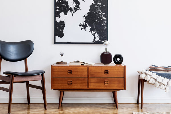 Stilvolle Dekoration - Tischlampe Art Deco Verleihen Sie Ihrem Zuhause mit der Tischlampe Art Deco in Beere und Silber einen luxuriösen Akzent. Perfekt für moderne Dekoration und stimmungsvolle Beleuchtung.
