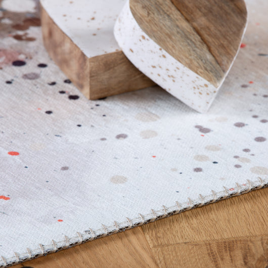 Hochwertiger Teppich Multicolor für gemütliche Stunden: Entdecken Sie diesen robusten Teppich für Kinderzimmer, der sowohl für Fußbodenheizung geeignet als auch leicht zu reinigen ist.