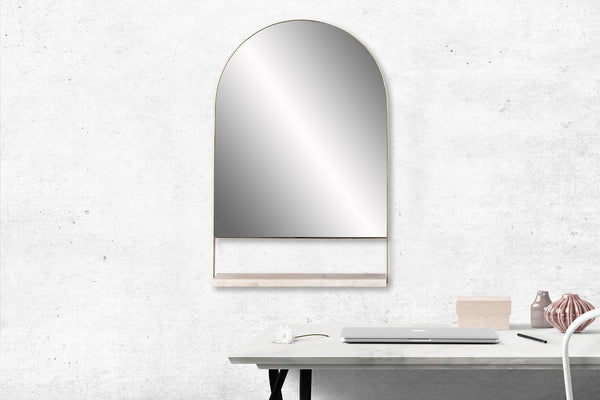 Der Wandspiegel "Doha 125" ist ein praktisches Designobjekt. Die Ablage aus edlem Marmor bietet nicht nur eine nützliche Fläche, sondern sorgt auch für mehr Extravaganz. Das stilvolle Design passt perfekt in moderne Wohnungen und setzt ein klares Statement. Ein Spiegel, der gleichzeitig funktional und dekorativ ist.