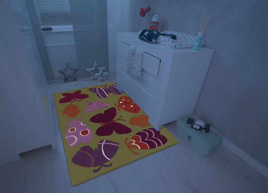 Verzaubern Sie das Kinderzimmer mit diesem Kinderteppich mit Leucht-Effekt. Die integrierten fluoreszierenden Garnelemente laden sich bei Licht auf und geben im Dunkeln ein sanftes Leuchten ab. Das bunte Schmetterlings-Motiv ist kindgerecht und passt in jedes Zimmer, ob Jungen- oder Mädchenzimmer.

