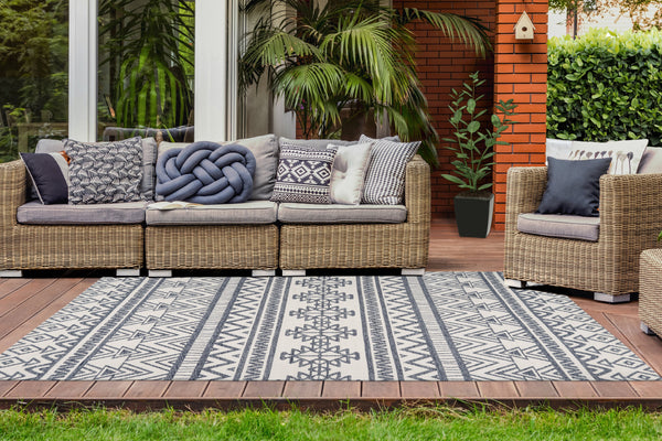 Der perfekte Outdoor Teppich für Familien: robust, weich und sicher als Spielunterlage im Freien für Kinder geeignet.
