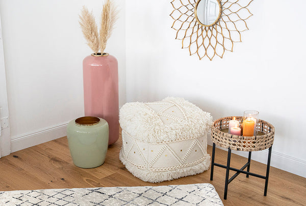 Dieser Hocker mit lässigem Charakter und trendigen Quasten ist das perfekte Accessoire, um Ihre persönliche Wohlfühloase zu kreieren.