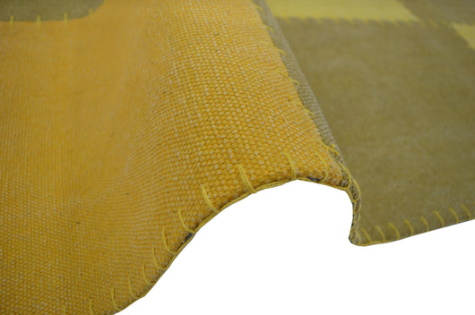 Die leicht verwaschenen Farben und das attraktive Patchwork-Design machen diesen handgefertigten Teppich zu einem unverwechselbaren Unikat in Ihrem Zuhause.