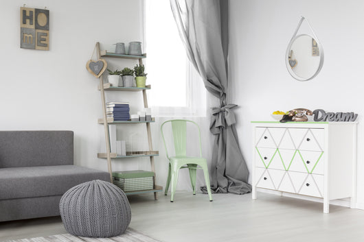 Stabile Konstruktion: Der Rahmen besteht aus stabilem Material (MDF) und sorgt für sicheren Halt der großen, runden Spiegelfläche.

