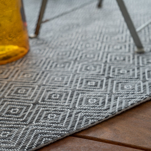 Wetterfester Teppich aus Polypropylen: Sie suchen einen langlebigen Outdoor Teppich für Balkon, Terrasse & Camping? Unser Nautic 980 Grau ist die strapazierfähige Lösung.
