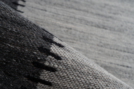 Dieser Flachflorteppich aus 95 % Wolle und 5 % Polyester ist ideal für jedes Zimmer. Er ist warm, weich und für Fußbodenheizung geeignet.