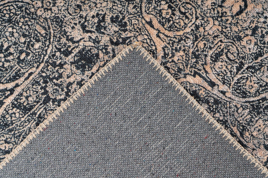 Ein geprinteter Flachflorteppich aus robustem Polyester mit einem starken Rücken aus Baumwolle.