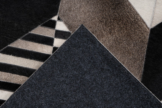 Dieser Lederteppich im Patchwork-Look überzeugt durch Langlebigkeit und natürliche Schönheit.