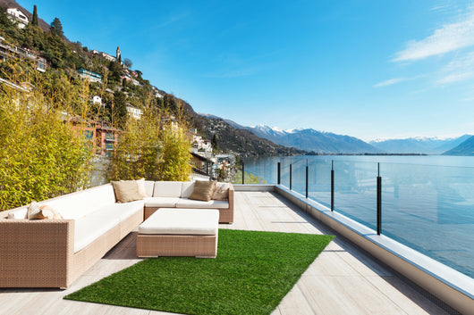 Rasen Teppich Outdoor Grün: Schaffen Sie eine immergrüne, gemütliche Atmosphäre mit diesem hochwertigen Kunstrasen, der sich auch barfuß wunderbar anfühlt.
