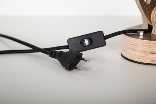 Perfektes Licht für Ihr Schlafzimmer: Die Tischlampe Schlafzimmer Merop Teak ist eine flexible Leseleuchte für entspannte Abende.