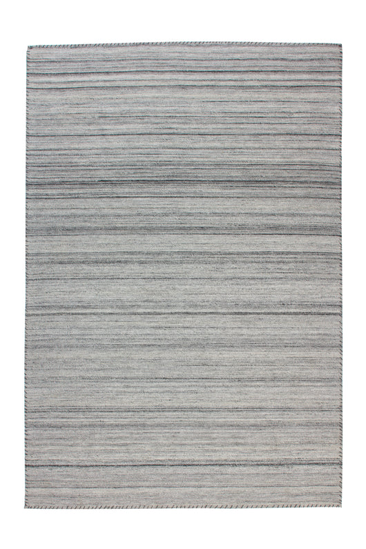Bringen Sie mit dem Teppich Phoenix Grau / Multi natürlichen Charme in Ihr Wohnzimmer. Dieser Flachflorteppich aus hochwertigem Mischgarn aus Wolle und Polyester ist besonders pflegeleicht und eignet sich hervorragend für alle Wohnbereiche. Durch seine natürliche Optik lässt er sich perfekt mit modernen und klassischen Möbeln kombinieren.