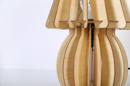 Tischlampe E27: Die Gino Holz ist eine vielseitige Tischlampe E27, die Ihnen freie Wahl beim Leuchtmittel lässt.