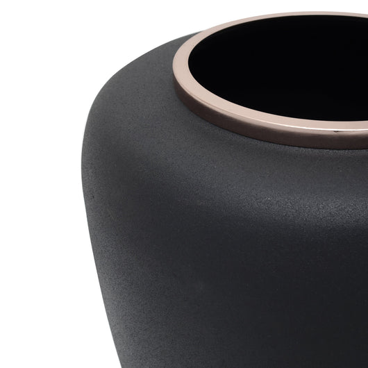 Die Vase Flur/Wohnzimmer "Art Deco 2025" ist ein schickes Accessoire mit metallischen Kontrasten. Die handgearbeitete Qualität und die zeitlose Farbe machen sie zu einem langlebigen Dekostück.

