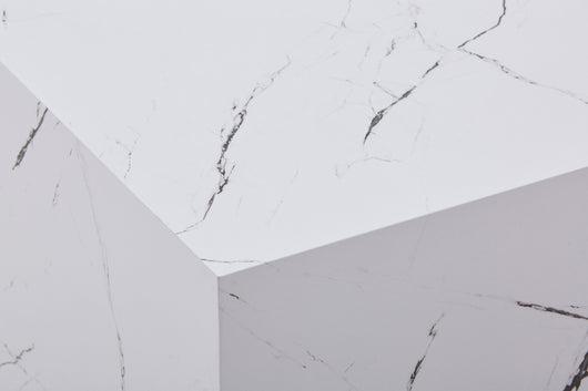 Entdecken Sie die edle Oberfläche und das futuristische Aussehen dieses charmanten Beistelltisch Modern Designs.