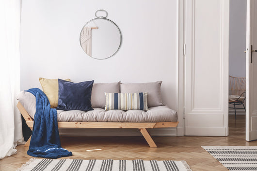 Dieser Wanddeko Spiegel Modern ist ein schlichtes Accessoire mit großem Effekt. Die runde Spiegelfläche und das moderne Design in Silber/Schwarz machen ihn zu einem Blickfang. Er ist pflegeleicht, detailreich verarbeitet und als funktionales, dekoratives Element unerlässlich.

