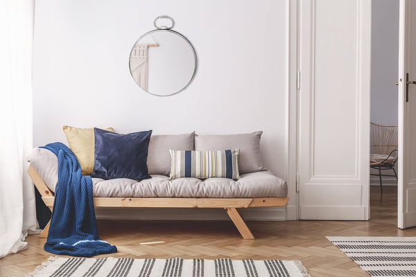 Dieser Wanddeko Spiegel Modern ist ein schlichtes Accessoire mit großem Effekt. Die runde Spiegelfläche und das moderne Design in Silber/Schwarz machen ihn zu einem Blickfang. Er ist pflegeleicht, detailreich verarbeitet und als funktionales, dekoratives Element unerlässlich.

