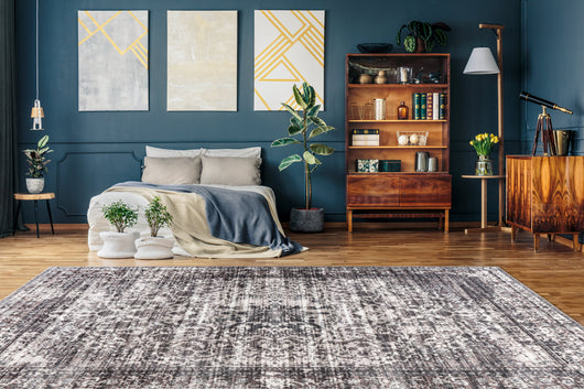 Wohnzimmer Teppich kaufen: Der Saphira 500 Grau – ein pflegeleichter Kurzflorteppich, der Gemütlichkeit in Ihr Zuhause bringt.
