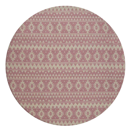 Dieser strapazierfähige In- und Outdoor Teppich "Sunny 210 Pink" meistert den Übergang zwischen innen und außen perfekt. Das robuste 100% Polyester-Material und die einfache Reinigung machen ihn zur Top-Wahl für Terrasse und Eingangsbereich. Er ist wetterbeständig im Freien und fußbodenheizungsgeeignet im Haus. Ein moderner Flachflorteppich mit Ethno-Charme.

