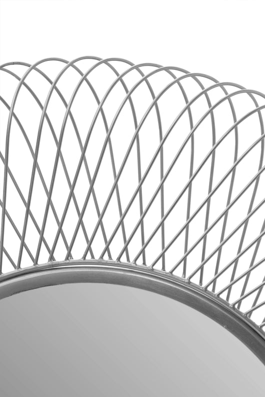 Dieser Wandspiegel mit dem gewissen Etwas kombiniert gekonnt moderne Materialien und schafft ein harmonisches Gesamtbild.