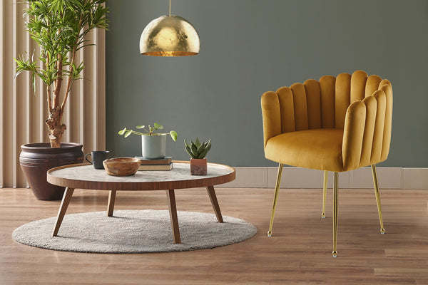 Viel mehr als nur ein Sitzmöbel: Dieser auffällige Polsterstuhl in Hellorange ist die perfekte Kombination aus Komfort und außergewöhnlichem Design.