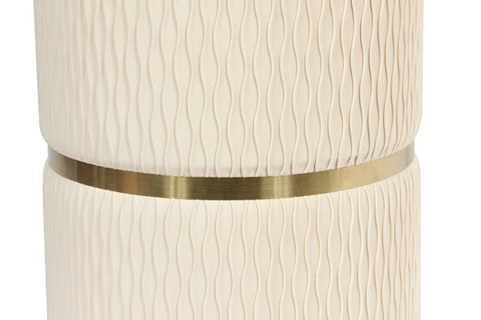 Praktisch und stilvoll: Dieses Hocker 2er-Set in elegantem Creme bietet nicht nur zusätzlichen Sitzplatz, sondern auch versteckten Stauraum.