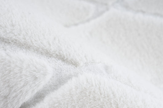 Der Teppich Vivica 225 ist ein wahrer Allrounder. Seine schlichte Eleganz passt in jeden Wohnraum – sei es das gemütliche Schlafzimmer, das lebendige Wohnzimmer oder der schmale Flur. Das 3D-Muster macht ihn zu einem außergewöhnlichen Dekorationsstück, das Ihrem Interieur Tiefe und Charakter verleiht. Der robuste Baumwollrücken und die umgenähte Kettelung verhindern ein Ausfransen und garantieren eine lange Lebensdauer.