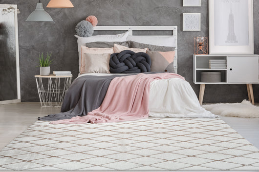 Dieser Teppich Wohnzimmer Kurzflor in Weiß/Taupe bringt mit seinem 3D-Effekt modernen Stil in Ihr Zuhause.