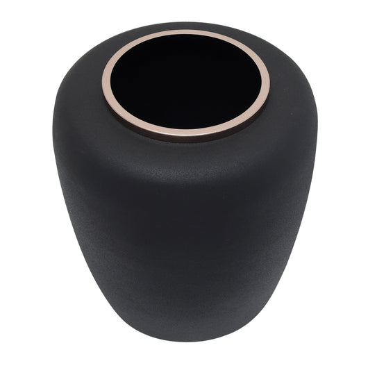Die mattschwarze Vase Groß (35 cm hoch) überzeugt durch das kontrastierende Metall-Detail in Roségold. Gefertigt aus 100% Eisen in Handarbeit, ist sie ein Unikat mit zeitlosem Design.

